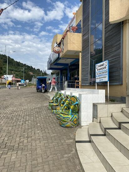 Beim Lunch-Stop gegen 13:30 Uhr sehen wir diese interessanten Sitzmöbel, die komplett aus Altreifen hergestellt wurden