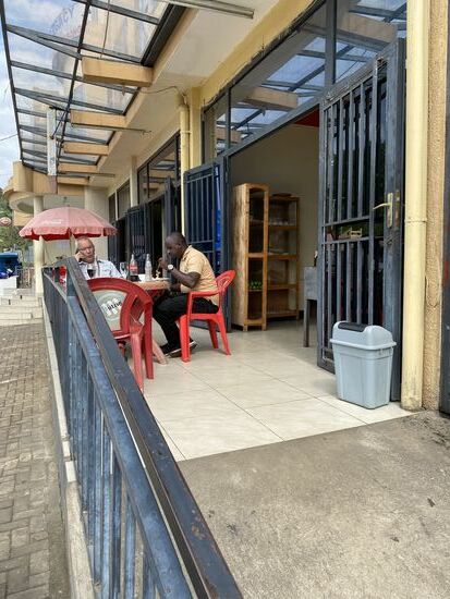 Den Männern schmeckt es! Steven wird überhaupt nicht fertig.
Er hat berichtet, dass er kein Frühstück hatte. Das war ihm zu teuer in seiner Unterkunft und sprengt sein Budget.
Er kennt dieses Buffet-Restaurant. Es gibt Rindfleisch, Gemüse, Spinat, Kartoffeln, Reis. Es schmeckt wirklich gut und wir zahlen nur sehr wenig.