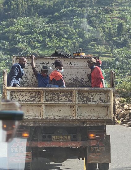 Es geht noch einige Stunden weiter - wir müssen über die vielen Hügel Ruandas und sehen immer wieder Menschen, die auf LKW sitzen und zur Arbeit fahren oder von dort kommen. Diese hier haben uns nicht aus den Augen gelassen.