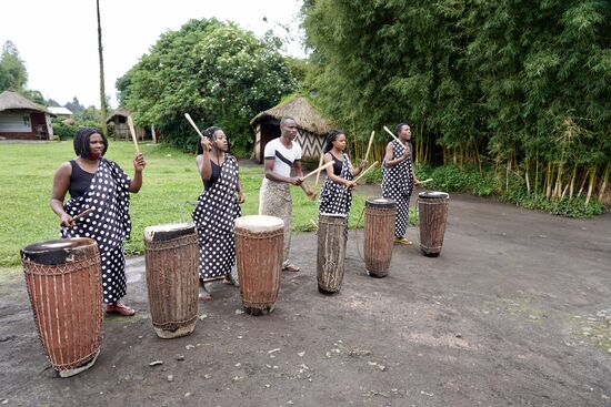 Wir werden begrüßt mit Musik und Gesang auf selbst gefertigten Musikinstrumenten.