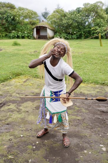 Dieser junge Mann ist einer der Wächter des Königshauses, welches hier exemplarisch nachgebildet wurde.