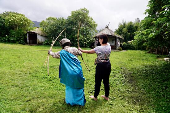 (Wenn ihr das Bild vergrößert, könnt ihr den Pfeil fliegen sehen)
Auf Azur Jagd - ich darf ran und mit Pfeil und Bogen schießen