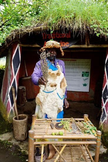 Natürlich treffen wir auch auf den Medizinmann. Es gibt eine Lehrstunde in Naturheilmitteln. Sehr interessant. Hier zeigt er ein Kraut, welches für Männer im fortgeschrittenen Alter hilfreich sein könnten - Bio-Viagra 