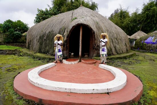 Dies hier die Nachbildung des Königshofes. Zwei Wächter bewachen den Eingang.