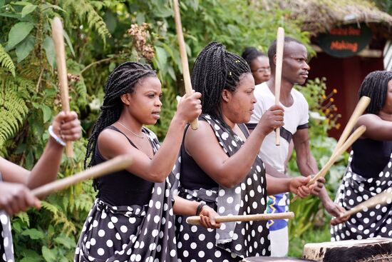 Begleitet wird dies durch musikalische Untermalung