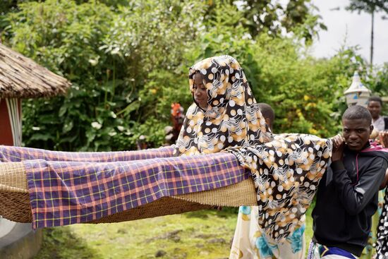 Die Braut trifft jetzt das erste Mal auf ihren zukünftigen Mann.