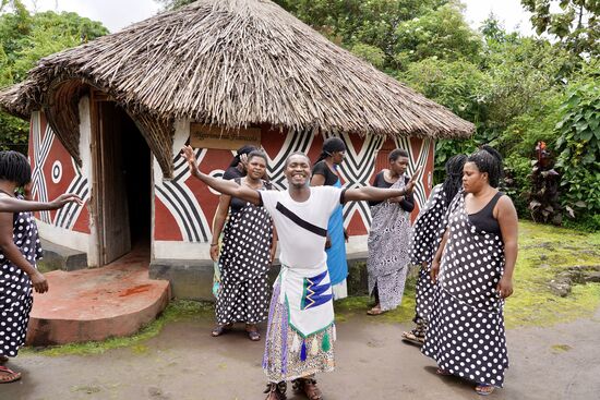 Und während sich das Paar zurückzieht und die Ehe vollzieht, wartet die Dorfgemeinschaft vor dem Haus und wartet auf geräuschvolle Vollendung 