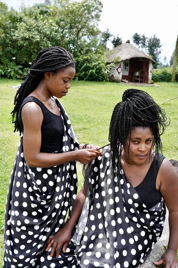 Und hier wird mit großer Hingabe der Zopf geflochten.
Das Ganze hatte durchaus einen touristischen Charakter. Da es aber einem Guten Zweck zukommt, haben wir das Programm mit einem großzügigem Tip bedacht.