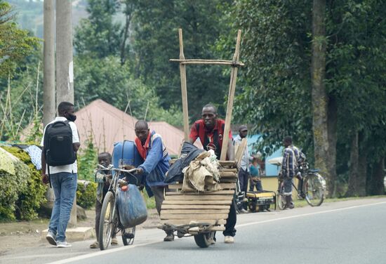 Weiter geht es und immer wieder sehen wir Menschen mit Transportmittel jeglicher Art.