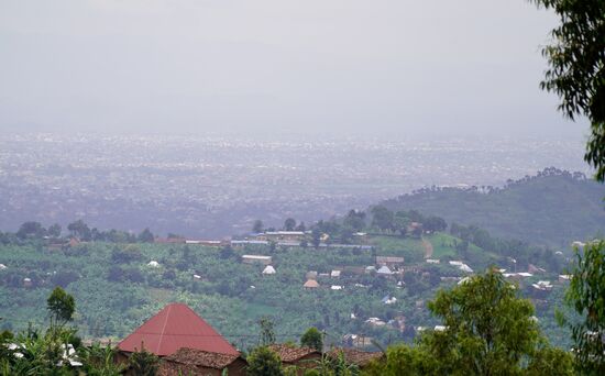 Im Hintergrund sieht man den Kongo mit seiner Stadt Goma - Goma wurde zuletzt bekannt, weil die Stadt bedroht war durch den Lavafluß nach dem Ausbruch des Vulkans Nyiragongo. Er ist 20 km von Goma entfernt, die Lava machte kurz vor der Stadt am Flughafen halt.
