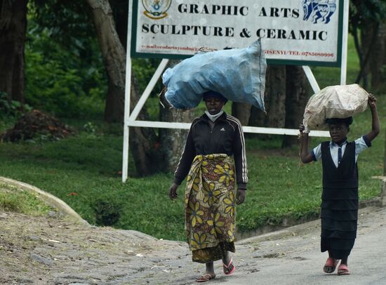 Und immer wieder - vor allem - Frauen, die schwer beladen etwas auf dem Kopf transportieren. Die Jüngsten müssen auch mit ran.