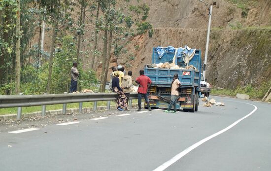Hier ist eine Baustelle. Ohne Vorwarnung, ohne Absperrungen oder gar Ampeln, wird einfach gebaut. Und man sieht auch bei solchen Arbeiten häufig auf Frauen.