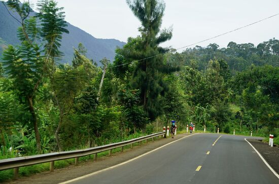 Erstaunt sind wir immer wieder, dass man auf einsamen Landstraßen Fußgänger sieht, aber keine Ansiedlungen. Ja, die Menschen hier legen große Strecken zurück, um zum Beispiel täglich Wasser zu holen.