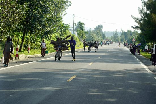 Auf den Straßen befinden sich immer mehr Fußgänger als Autos. Es ist wie ein Ameisenhaufen - jeder trägt irgendwas oder hilft jemanden anderes schieben oder tragen.