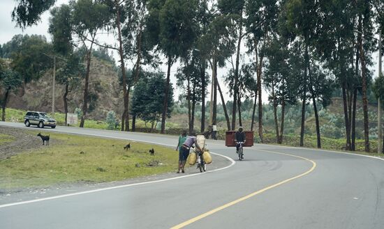 Jetzt geht es los - wir haben viele Kilometer vor uns und sehen wieder viele Sachen die transportiert werden