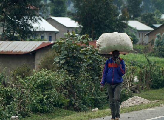 Und immer wieder sehen wir so viele Menschen mit unsagbar vielem Gepäck auf dem Kopf/Schultern - einfach unglaublich