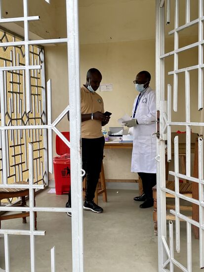 Der Test ist schnell erledigt. Bei Thomas legt der Arzt das Stäbchen auf die Zungenspitze, zieht es wieder weg und sagt: done!
Ob Steven hier wohl mit dem Arzt bespricht, was auf dem Test stehen soll????
