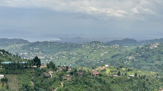 Die Gegenden, die wir durchfahren, sind sehr abwechslungsreich. Wir fahren immer höher und sind mehrmals über 2000 Meter. Kurven gibt es übrigens reichlich.Unsere Koffer wandern stets von einer Seite zur anderen