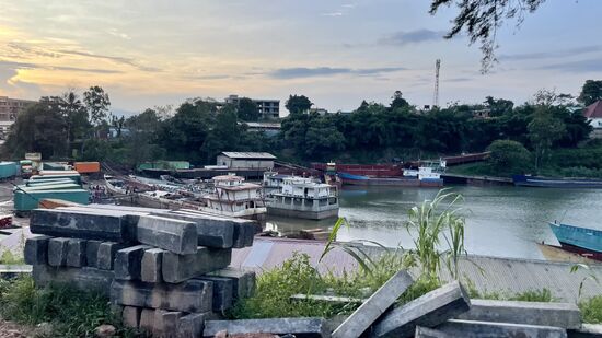 Wir kommen in Cyangugu an. Eine quirlige Stadt, aber im Vergleich zu Kigali sehr ärmlich und schmutzig.