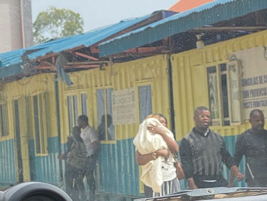 09.26 Uhr Einreise Kongo - alles in allem hat es gut geklappt. Wir haben uns aber trotzdem wie in einem Krimi gefühlt: Austausch der Agenten auf der Brücke 