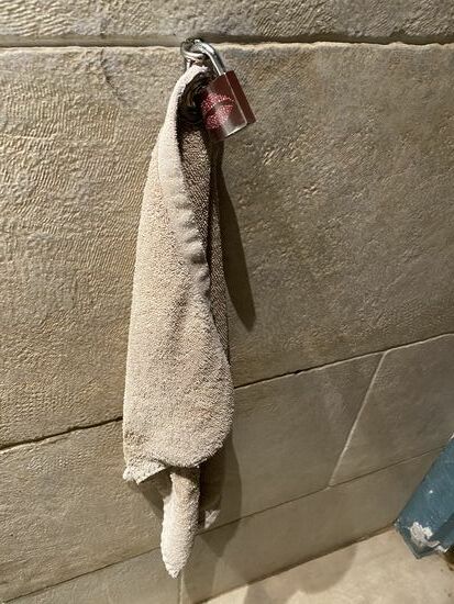 Beim Besuch der Toilette in der Lobby finde ich diese praktische Lösung gegen Diebstahl