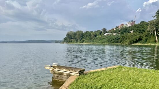 Es sind wenige Zimmer im Hotel belegt. Wir treffen in erster Linie auf Mitarbeiter der UN, Unicef bzw. andere Organisationen, die hier im Kongo tätig sind. Touristen sind kaum welche hier.