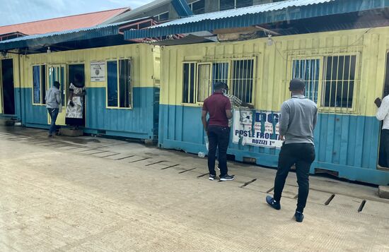 Hier sehen wir die Container, in denen die Immigration sitzt.