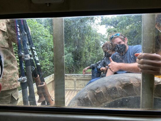 Die wenigen Kilometer bis dahin, wo der dichte Busch beginnt, fahren wir mit dem Jeep.
Die „Oldies“ dürfen vorne sitzen und die jungen Leute müssen auf die Rampe und dürfen sich da durchschütteln lassen