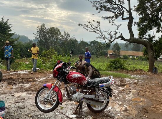Autos und Motorräder werden am Fluß oder am See gewaschen