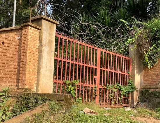 Stacheldraht und Stacheldraht - die meisten Häuser und Grundstücke sind hier mit Stacheldraht gesichert. Alle öffentlichen Gebäude und Hotels werden von Soldaten bewacht. Vieles rührt aus der Zeit der Bürgerkriege und den Übergriffen der Rebellen. Es gibt auch heute noch Rebellen, insbesondere in den ländlichen Gebieten. Alleine sollte man dieses Land nicht bereisen.