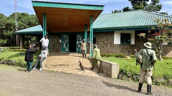 Nach 2 Stunden Rüttelfahrt —es waren eigentlich nur 36km—erreichen wir die Basisstation für das Gorilla-Trekking