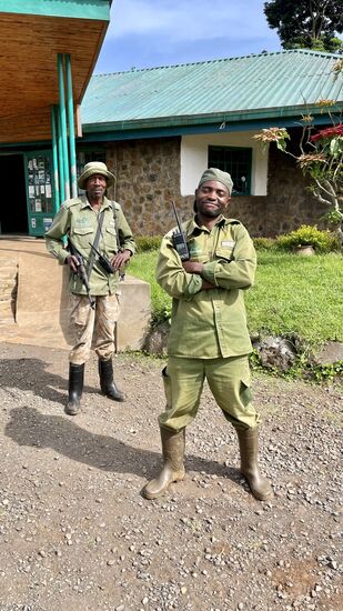 Safari und einer der Ranger - sie waren alle sehr engagiert und informiert. Die wünschen sich, dass wir als Botschafter für den Nationalpark in unsere Heimat zurückkehren und dort Werbung machen.
Wir sind total begeistert und es besteht durchaus die Chance, dass wir noch einmal wiederkehren.