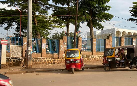 In der Stadt wieder: Zäune, Stacheldraht und Militär