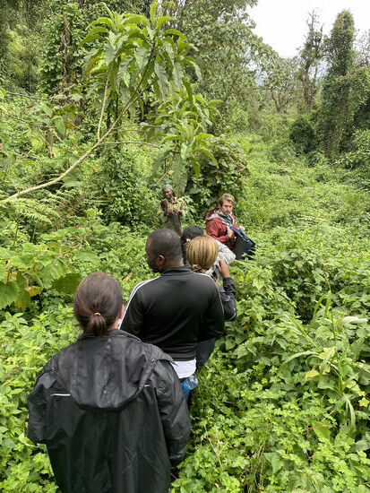 Safari, unser Guide, stoppt immer wieder und erläutert uns verschiedene Pflanzen und deren besondere Bedeutung in der Heilkunde. Interessant, was alles so in der Natur wächst.