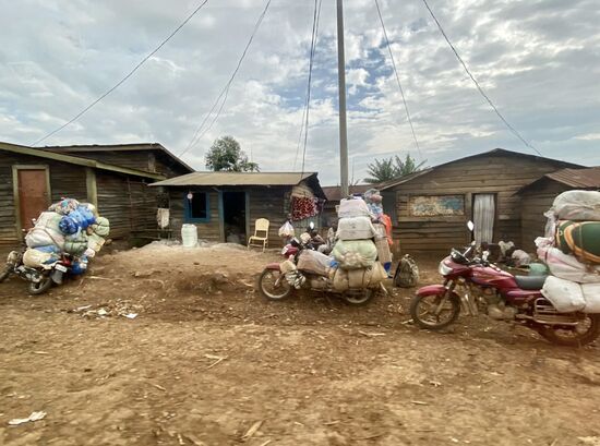 Schwerbepackte Mopeds - auch in diesem Land das Haupt-Transportmittel