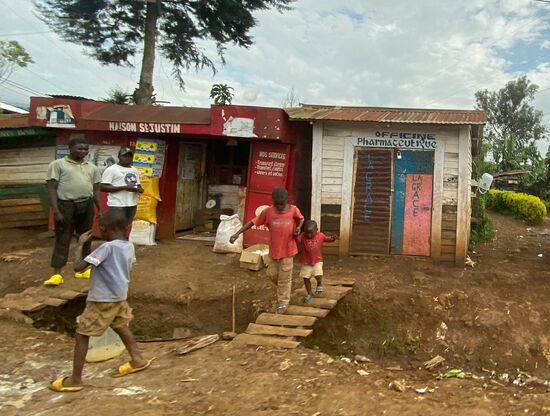 Rechts ist eine „Pharmacie“—davon sieht man hier sehr viele