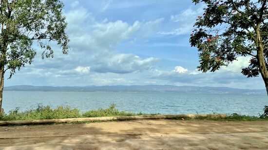 Wir nähern uns der Stadt und die Straßen werden besser.