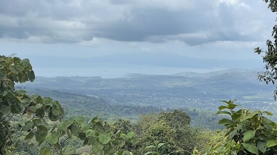 Und wieder geht es gut 2 Stunden durch den kongolesischen Regenwald. Bisher hatten wir mit dem Wetter ein großes Glück und wir legen im Tempo zu, damit wir nicht in den Regen kommen.