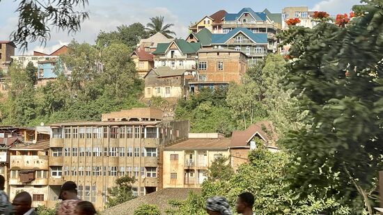 Auch die Stadthäuser sind hier eine Katastrophe