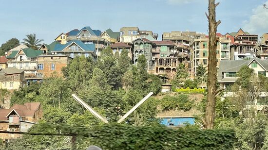 ..nicht fertig, zerstört oder einfach nur verfallen