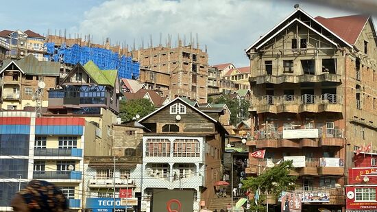 Es ist unglaublich, wie dreckig, chaotisch und zerstört eine Stadt sein kann. Und hier leben auf engstem Raum ca. 750.000 Menschen.