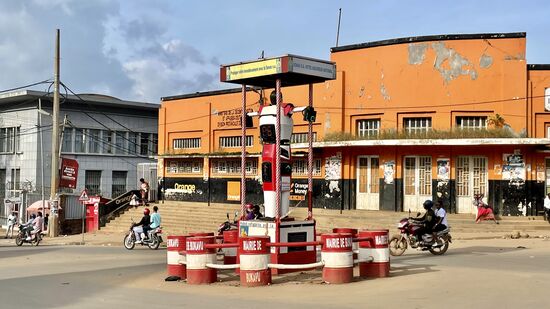 Ein Roboter, der den chaotischen Verkehr regelt—das hier ist aber eine Sekundenaufnahme ….