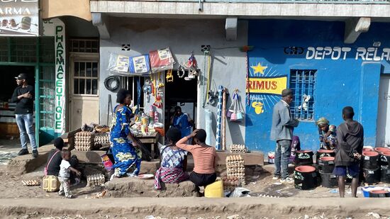 Auf engstem Raum wird hier mit allem gehandelt: Apotheke, Eier/Lebensmittel und Bier - bei den Burundi das Hauptlebensmittel H