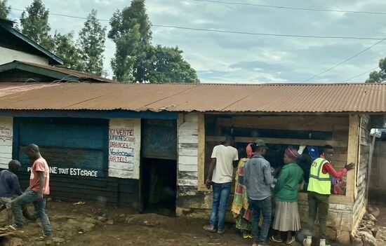 Alle Kioske sind mit Maschendraht abgesichert - damit niemand einfach etwas mitnimmt