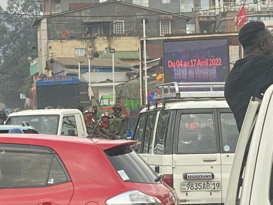 Das Chaos in der Stadt ist unbeschreiblich: ohrenbetäubender Lärm, Autos, die teilweise mit 7 Leuten besetzt sind, ebenso Busse—sodass die Leute aus dem Fenster hängen und:
Überall Militär!!