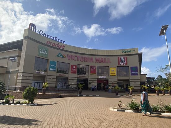 Um 9 Uhr sammelt uns Denis ein und wir starten zuerst ins Zentrum um einen ATM zu suchen. Wir beginnen die Suche in dieser Mail—leider sind hier beide ATMs leer.
Aber schon beim nächsten ATM im Ort haben wir Erfolg und bekommen unseren großen Batzen UGS