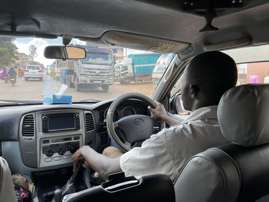 Denis schleust uns sicher durch das Chaos…