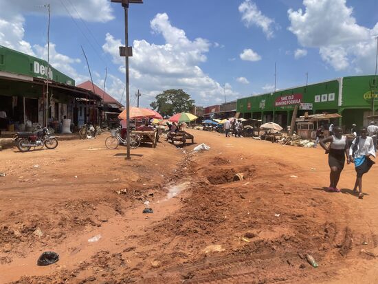 Überholen ist schwer, wenn seitlich so große Schlaglöcher sind