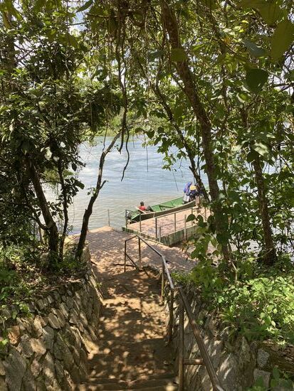 Da die Lodge auf einer kleinen Insel liegt, müssen wir mit dem Boot rüber…