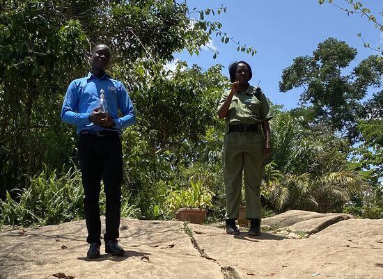 Man empfängt uns mit Desinfektionsmittel- früher hielt der junge Mann sicher einen Cocktail in den Händen..